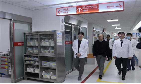 정기석 국민건강보험공단 이사장이 23일 국민건강보험 일산병원을 방문해 현장 점검을 하고 있다. <건보공단 제공>